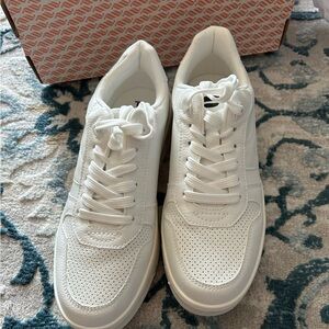 Fabletics white sneaker size 7